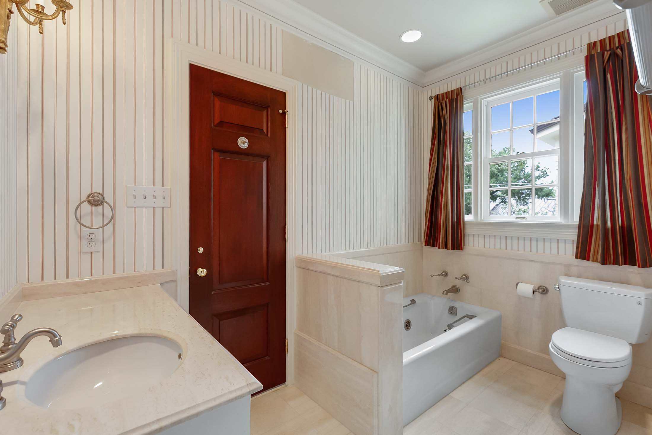 2308 Woodlawn Blvd - Estate Bathroom with Tub