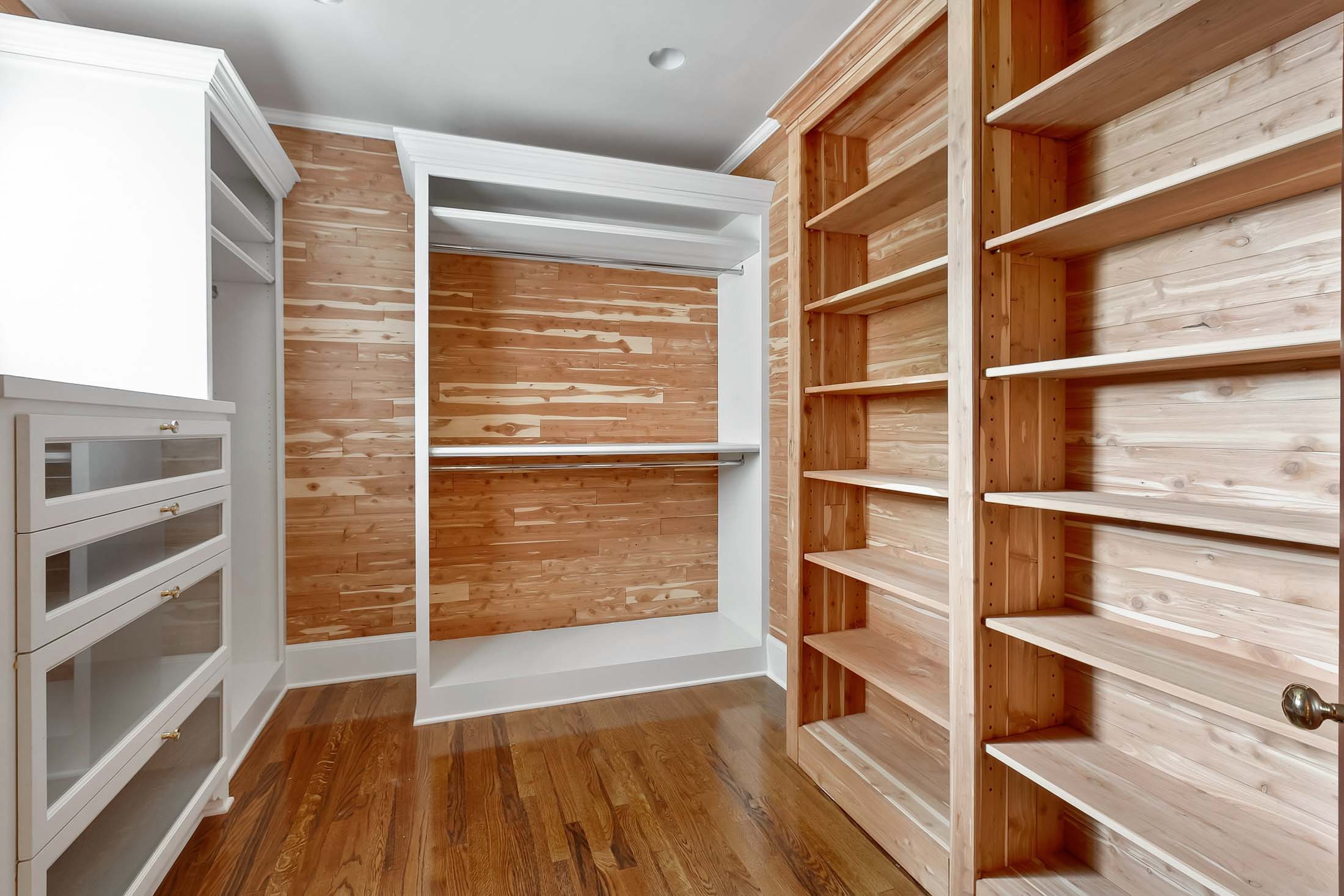 2308 Woodlawn Blvd - Estate Closet with Built In Shelving