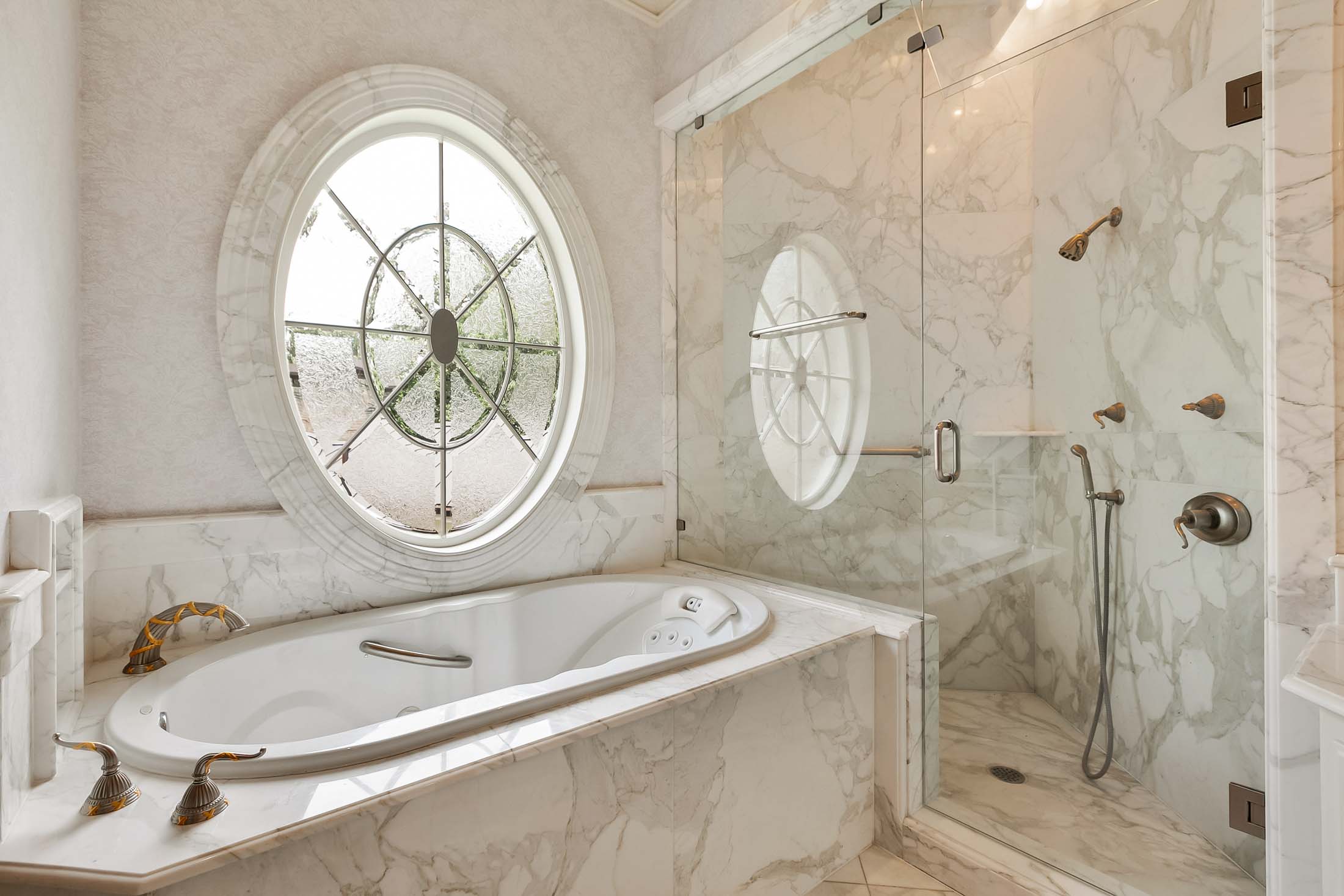 2308 Woodlawn Blvd - Estate Master Bathroom Tub and Shower