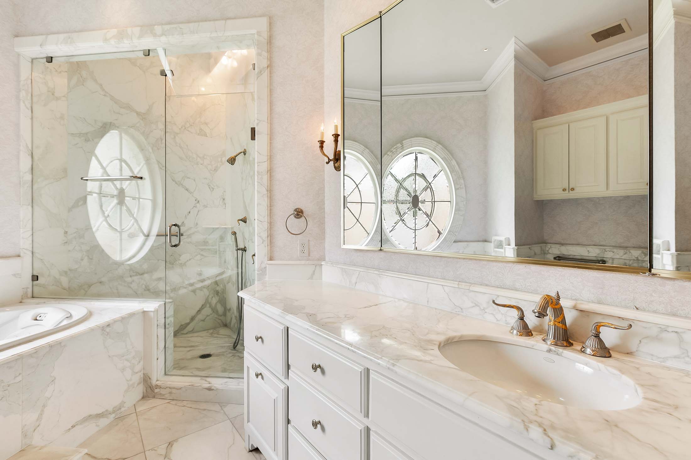 2308 Woodlawn Blvd - Estate Master Bathroom Vanity