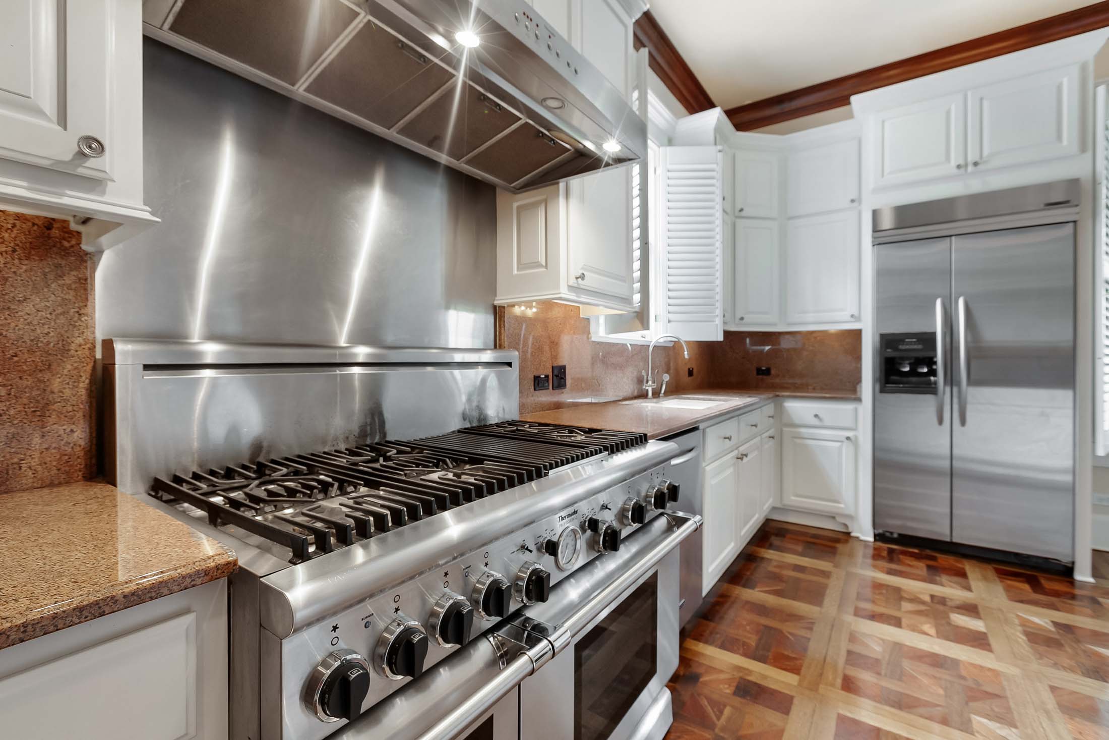 2308 Woodlawn Blvd - Estate Cooking Range in Kitchen