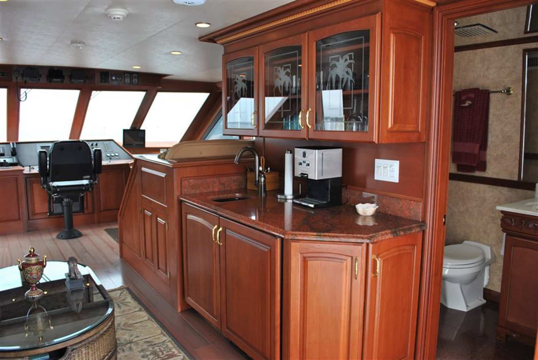 Jenny Lynne 87 Voyager - Luxury Yacht Interior Living Room