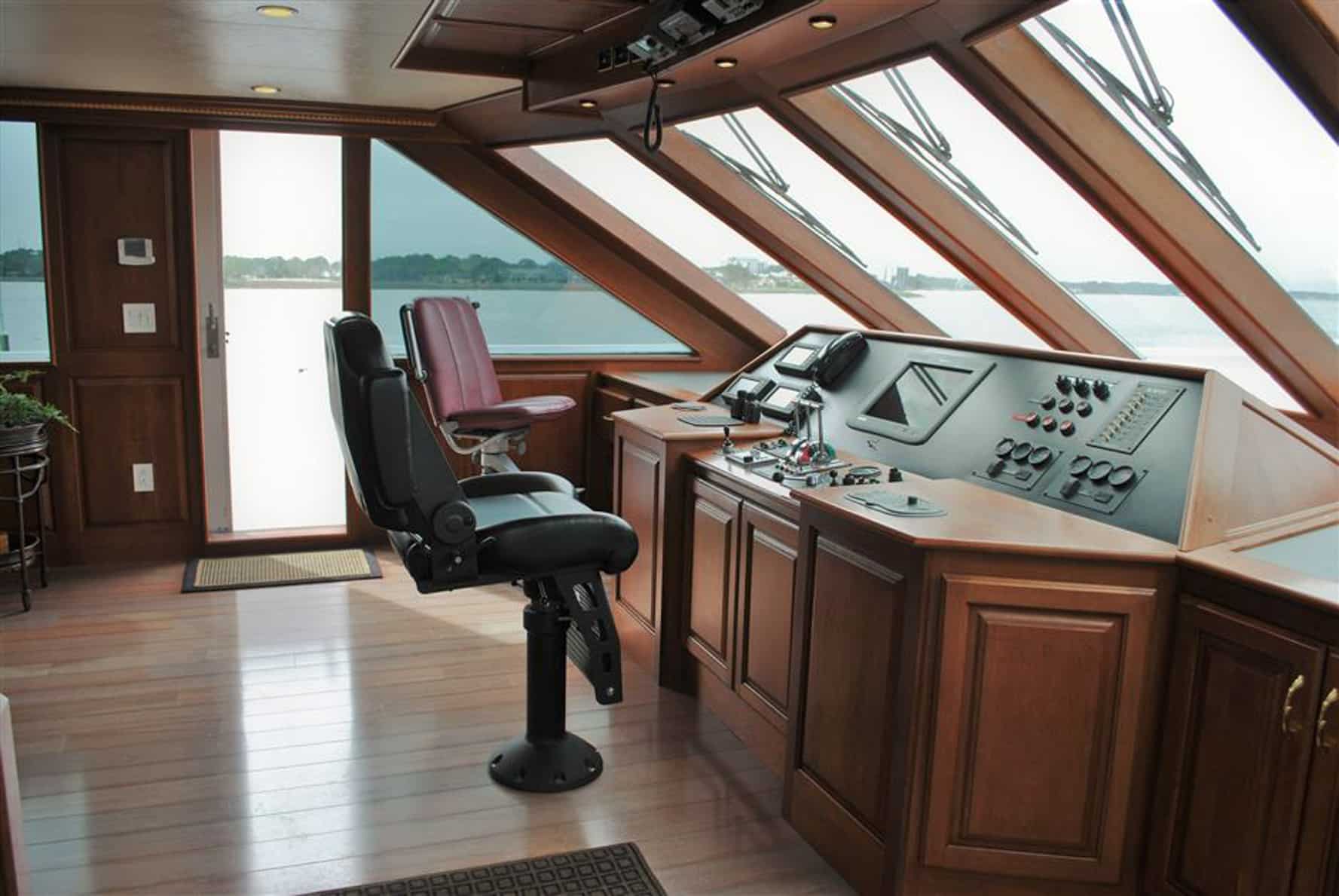 Jenny Lynne 87 Voyager - Luxury Yacht Interior Cockpit