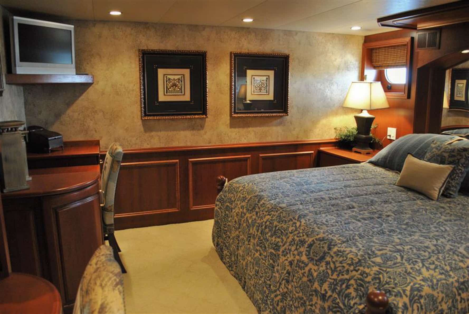 Jenny Lynne 87 Voyager - Luxury Yacht Interior Master Bedroom