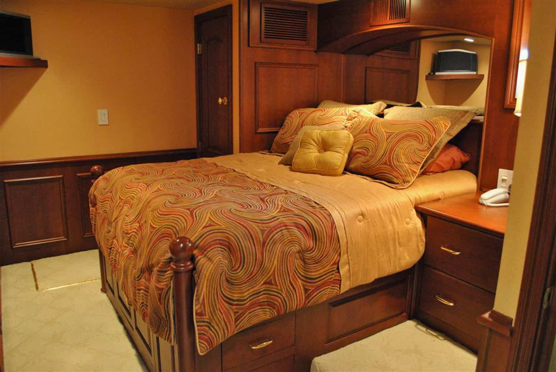 Jenny Lynne 87 Voyager - Luxury Yacht Interior Queen Guest Bedroom