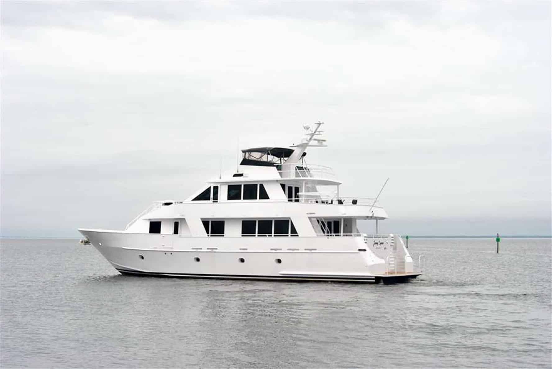Jenny Lynne 87 Voyager - Luxury Yacht Sailing in Open Waters